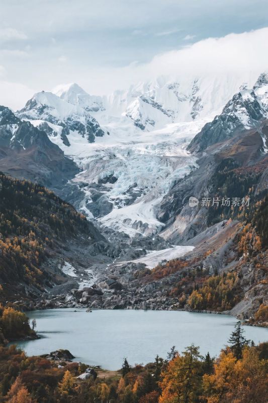 雪山湖泊自然风光