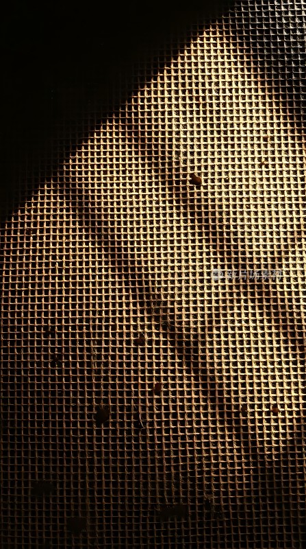 阳光下的网格光影交错神秘而深邃