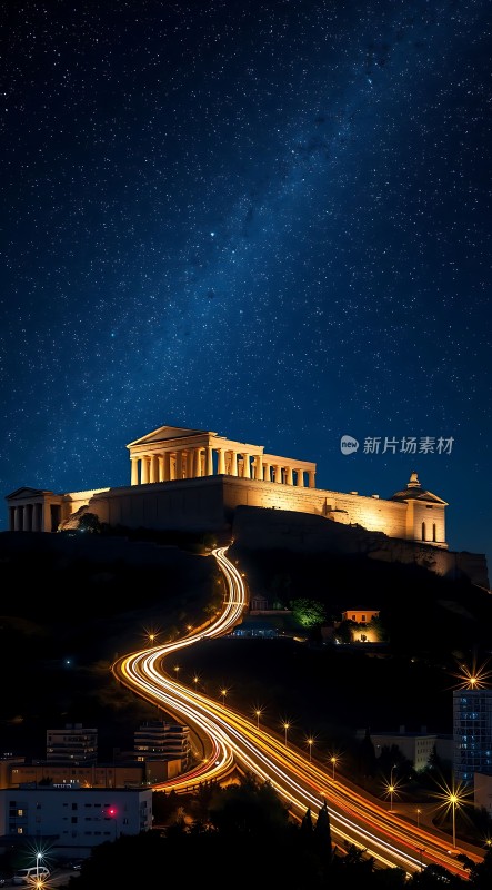 夜幕下的璀璨星河与古老建筑