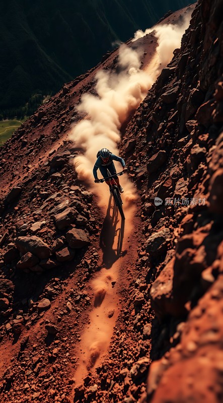 山地骑行者穿越崎岖小径