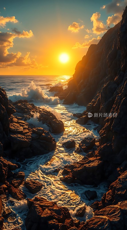 日落时分的海浪与岩石