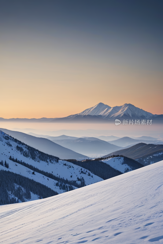 一座被雪覆盖的高山清风景摄影图片