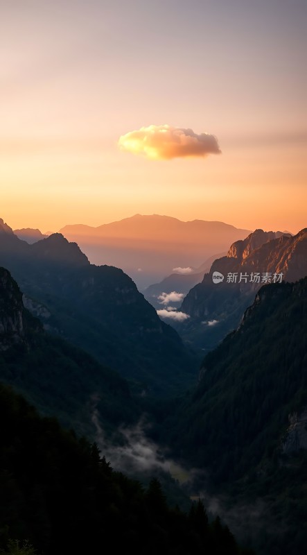 晨曦中的云海山谷