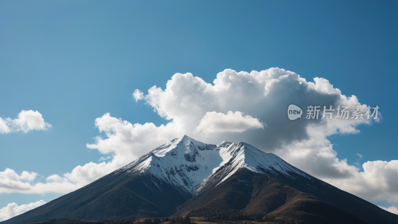 一座山山峰被雪覆盖高清风景图片