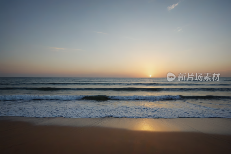 海滩海浪和日落的景色高清风景图片