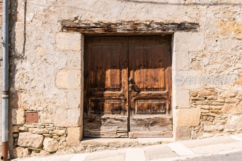 古老木门与石墙