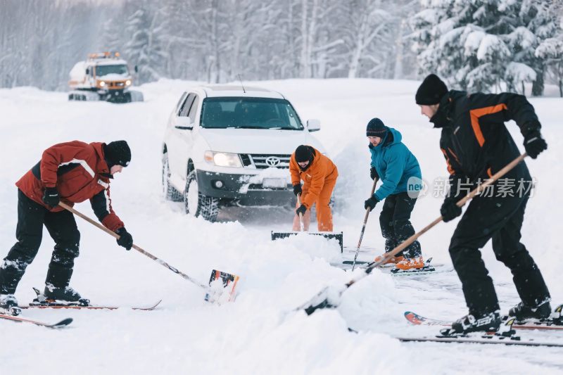 人们在雪地中合力铲雪