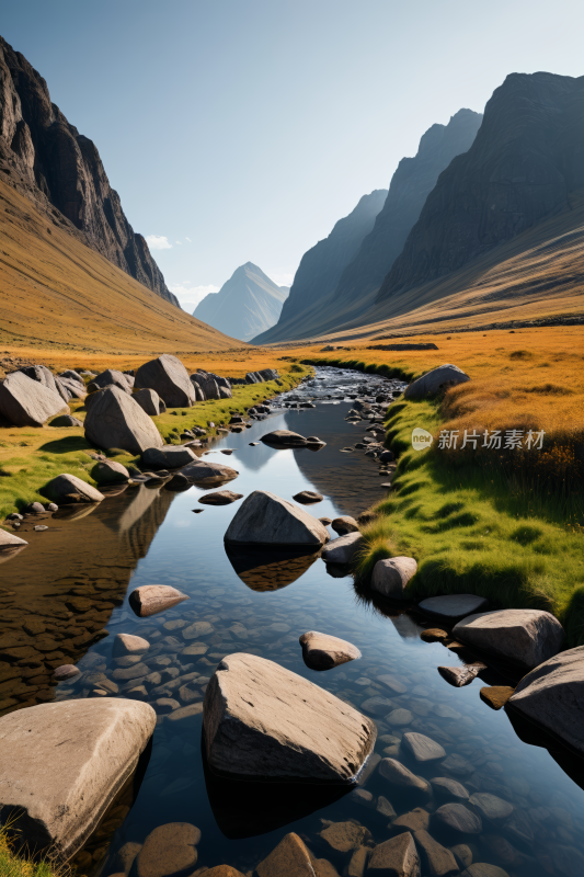 一条小溪流经山谷山谷里有岩石高清风景图片