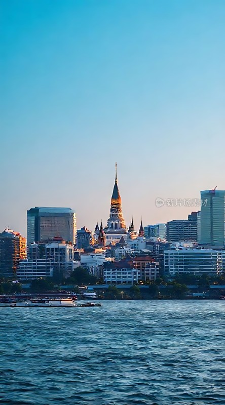 河畔城市风光现代与传统的和谐交融