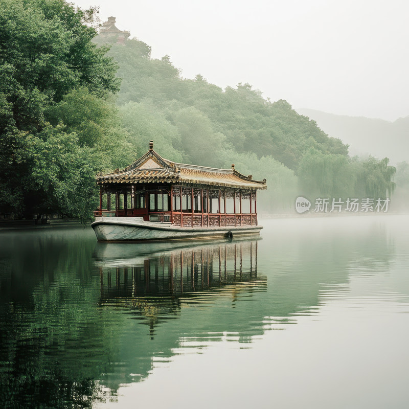 搭乘传统船只欣赏宁静湖景