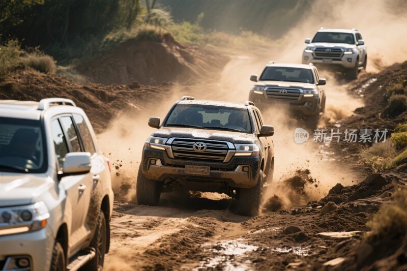 多辆越野车在泥地越野行驶