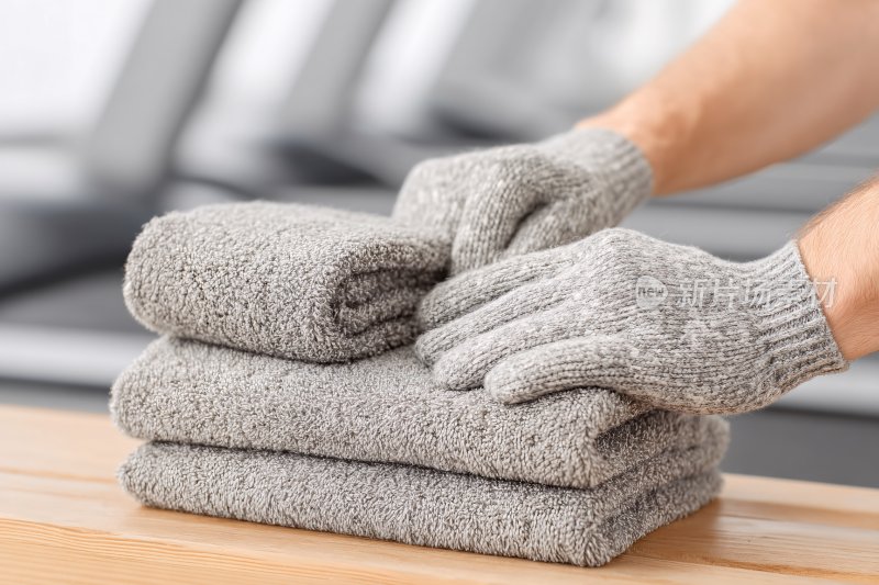 双手整理灰色毛巾画面