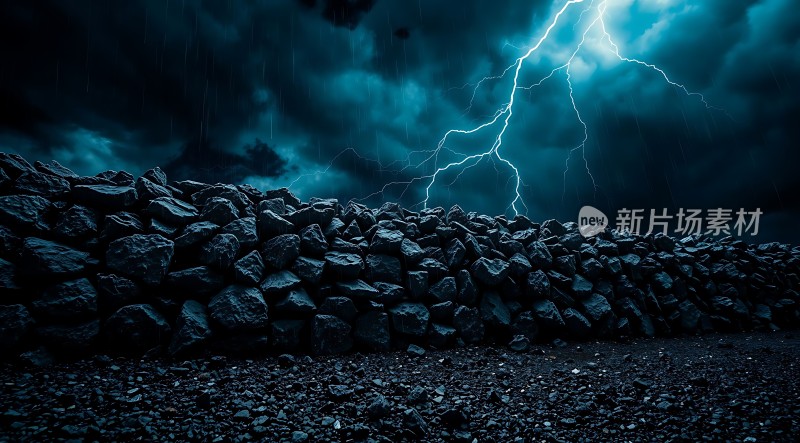 雷雨夜下的石墙