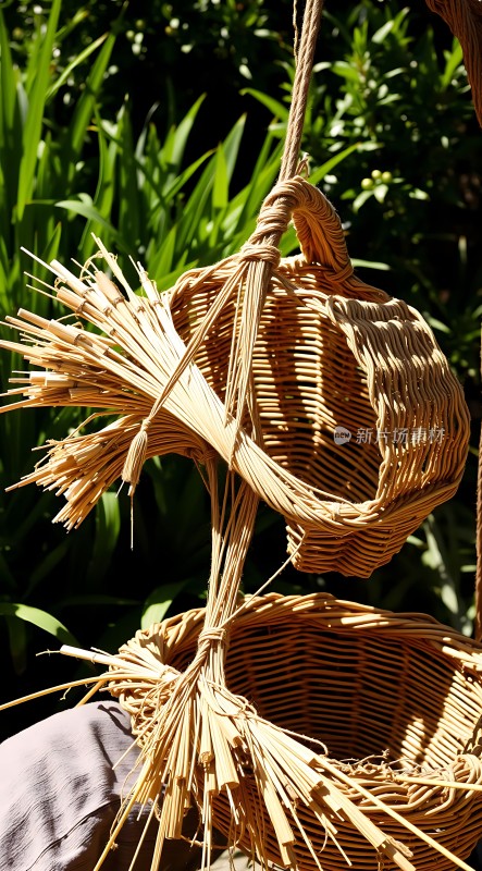 阳光下的竹编篮子