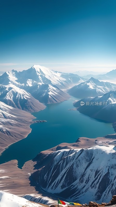 雪山环绕碧波荡漾