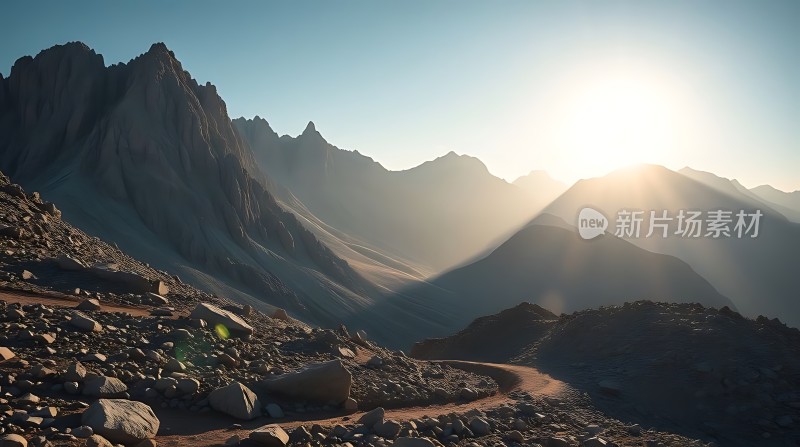 晨光中的山间小径