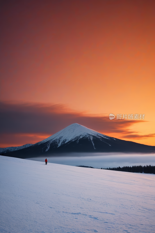 一个人在白雪覆盖的山上行走高清风景