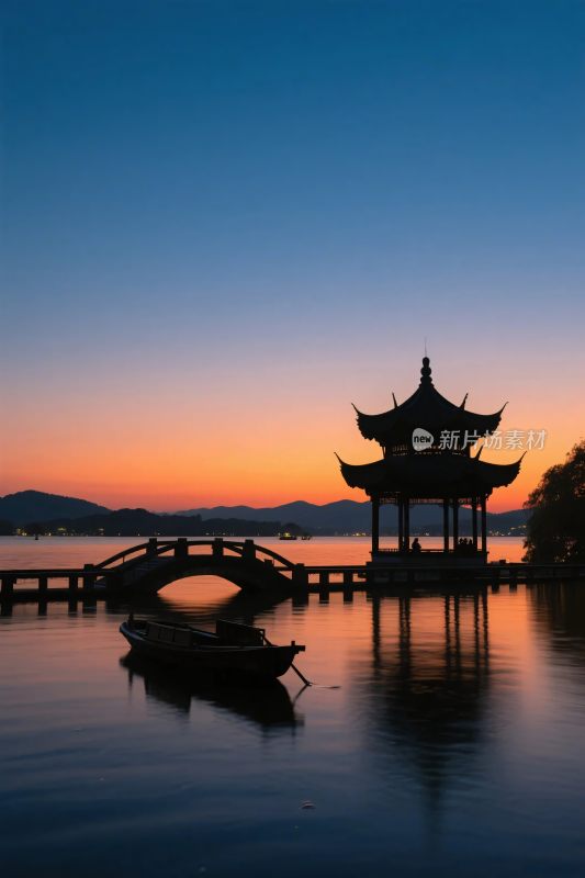 湖畔夕阳下的古亭美景