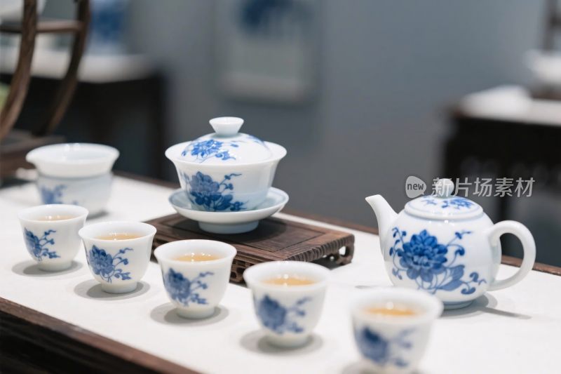 青花瓷茶具摆放在桌上