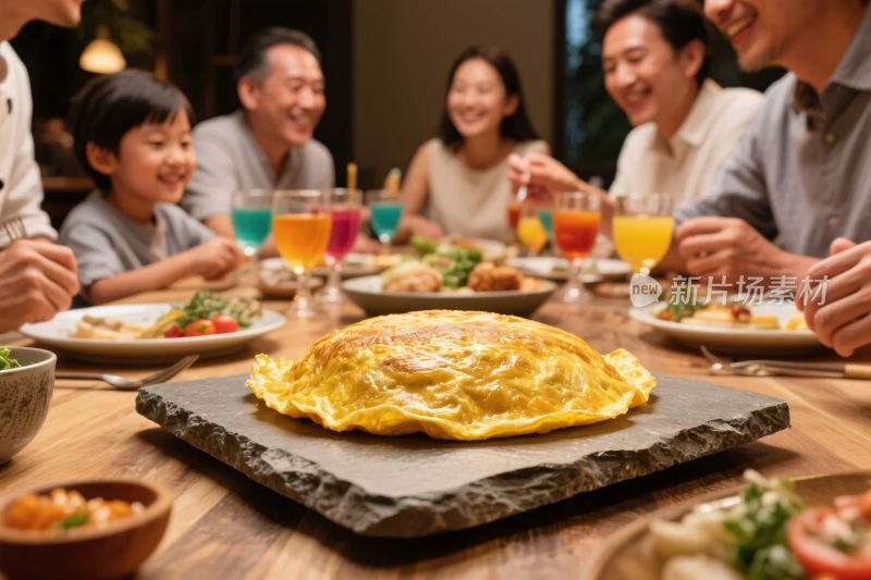 家庭聚餐温馨时刻