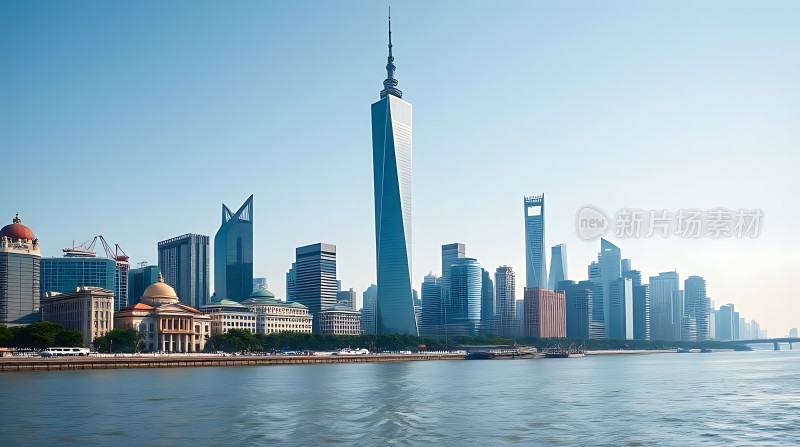 东方明珠塔旁的现代都市风光