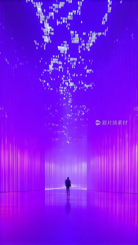 紫色光影隧道孤独身影漫步其中