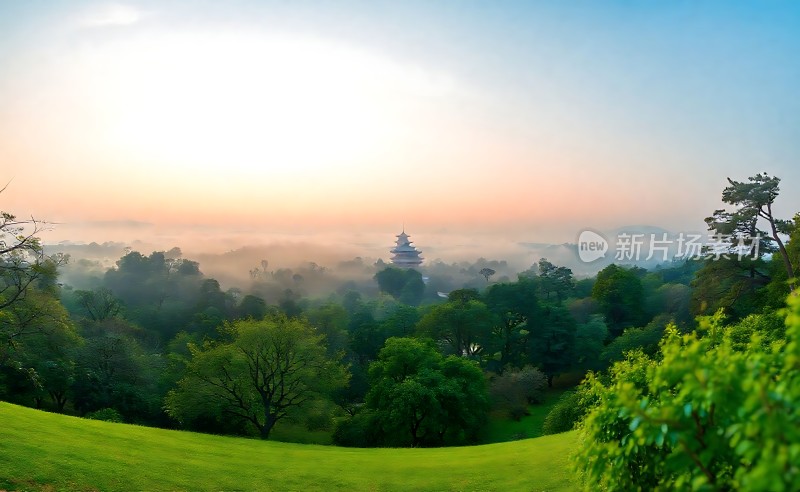 晨雾中的古塔与绿树