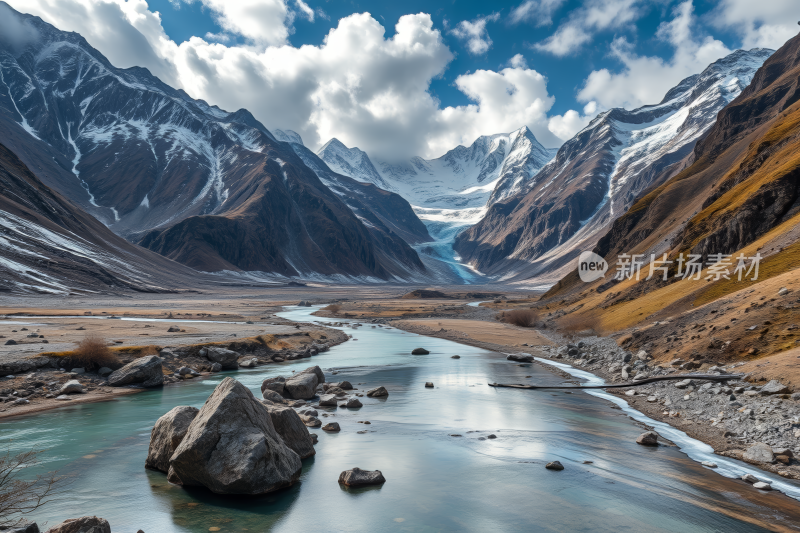 山上有雪河水流过高清图片