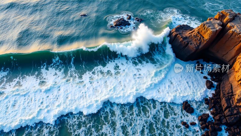 海浪拍打礁石的壮丽景象