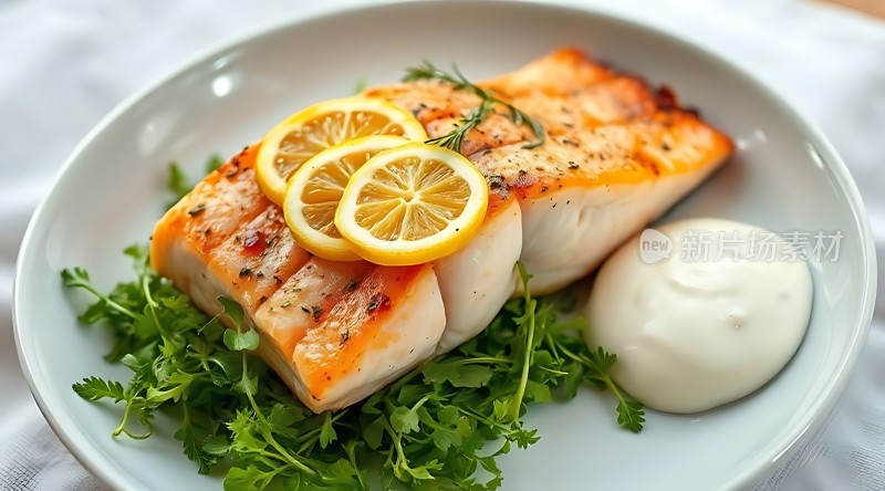 香煎三文鱼配柠檬和香菜