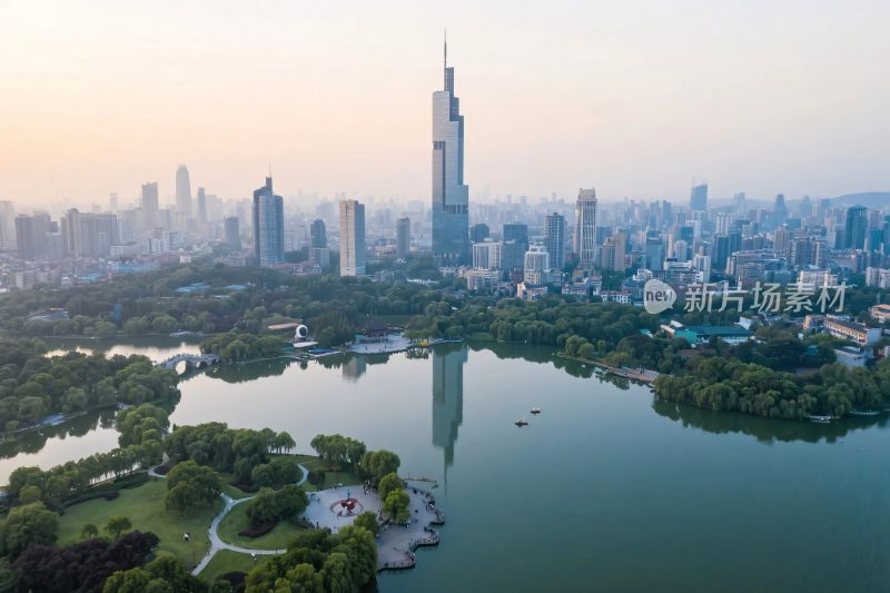 城市湖泊与高楼的美丽景观