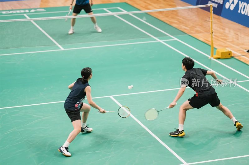 羽毛球双打比赛场景