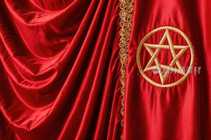 红色帷幔上的金色五角星