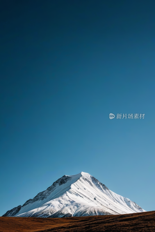 远处一座白雪覆盖的高山清风景摄影图片