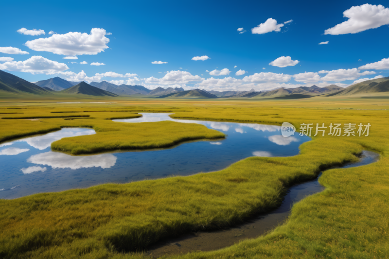 草地远处有河流和山脉高清图片