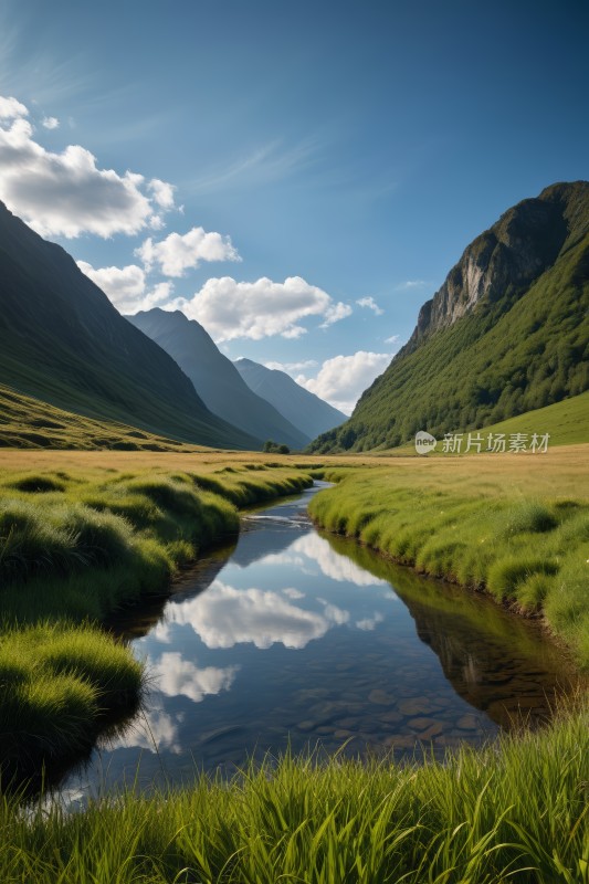 草地山谷一条小溪流过山脉高清图片