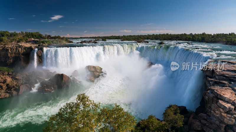 壮美瀑布飞流直下