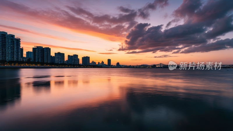 城市天际线的景观有桥梁和河流高清图片