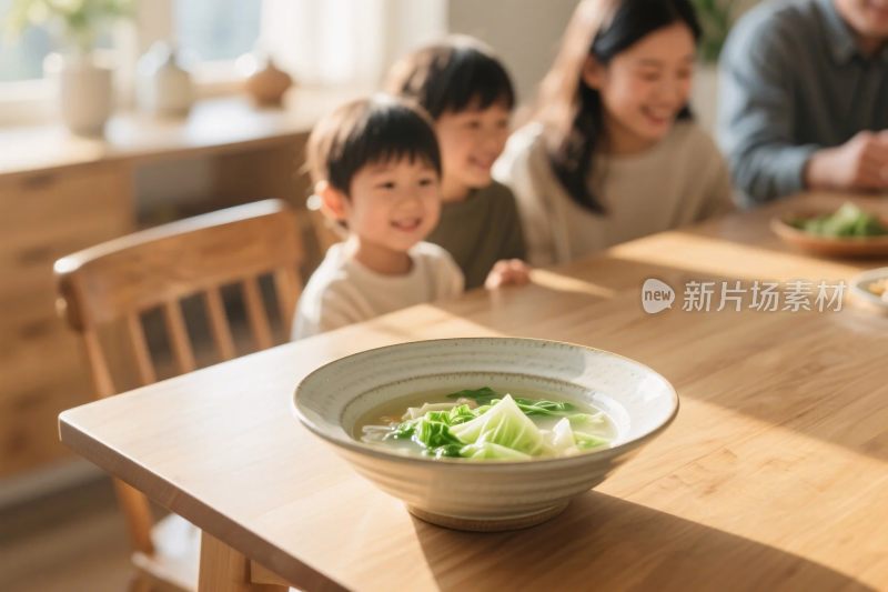 家庭餐桌温馨场景