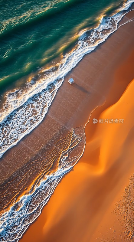 金色沙滩与碧蓝大海