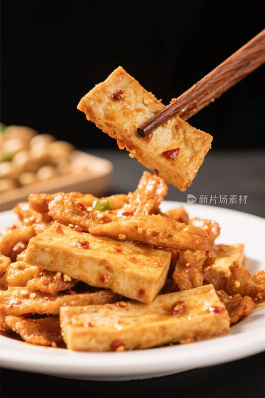 筷子夹豆腐美食图