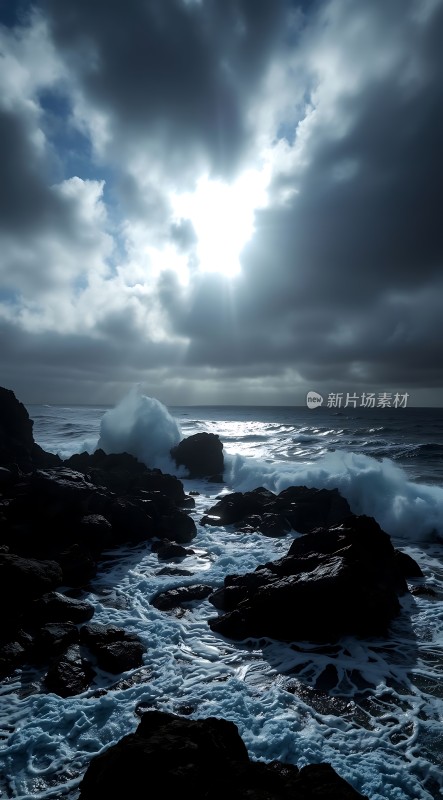 阳光下的海浪与岩石