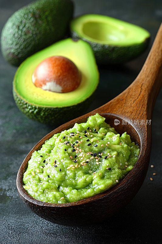 木勺中的牛油果泥与牛油果