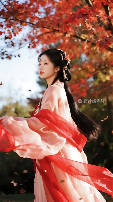 秋日红叶映佳人汉服飘逸显优雅