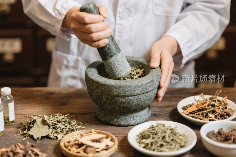 中药材捣制工作场景