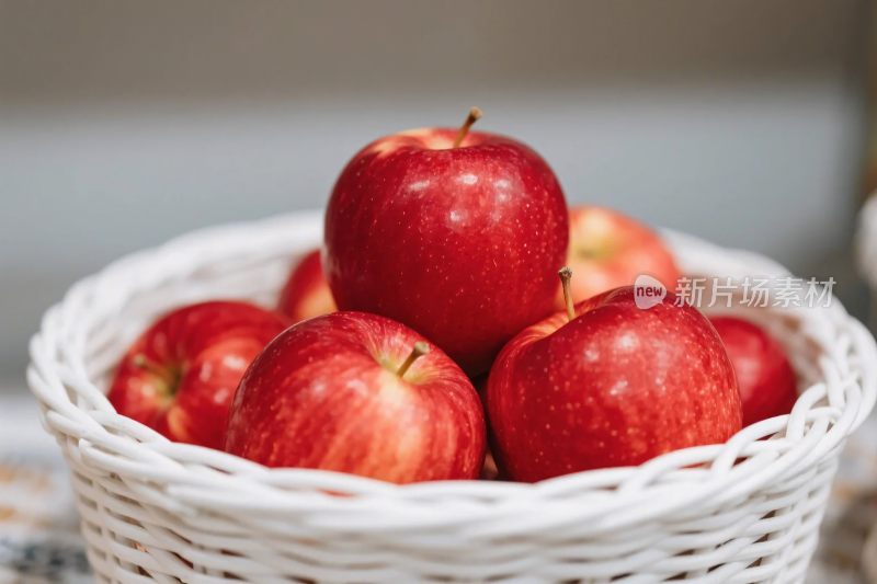 红苹果与白色篮子