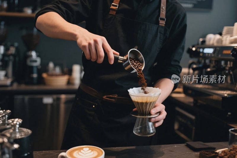 咖啡师倒咖啡画面