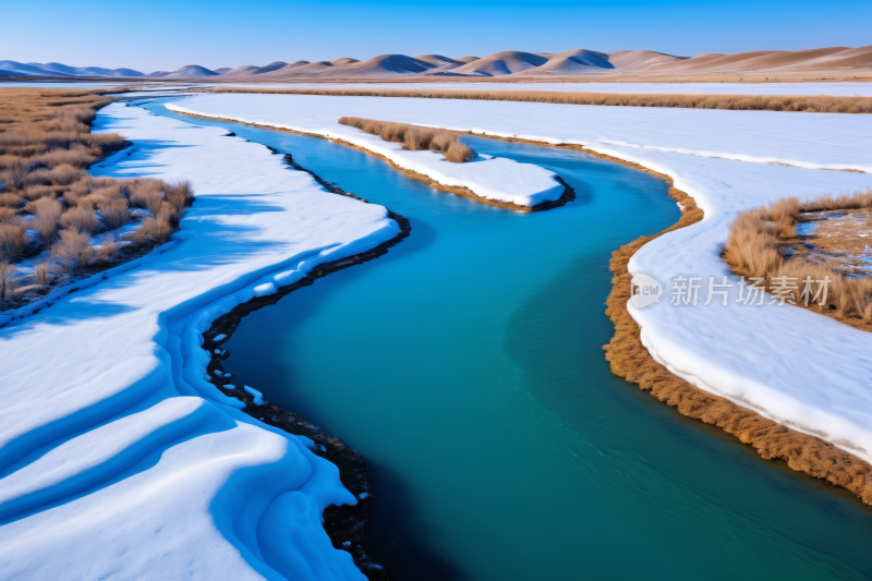 一条河流穿过白雪覆盖的田野的草图高清图片