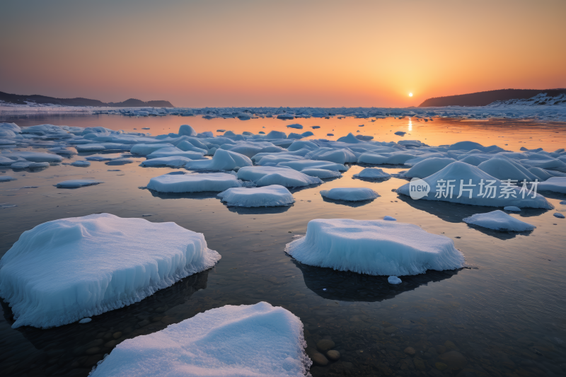 日落时分浮冰漂浮在水中高清背景图片