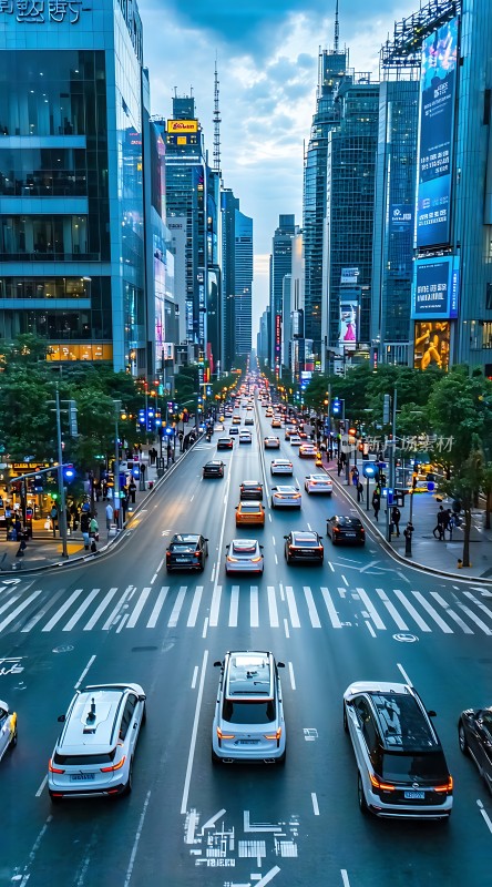 繁华都市街道车水马龙高楼林立